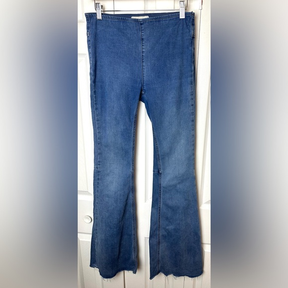 FREE PEOPLE Penny Pull On Jeans Flare Leg Bell Bottoms Blue Wash Mid Rise Boho - Picture 2 of 10